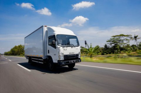 Teknik eco driving pada truk bermesin common rail terbukti membantu menghemat BBM dan menjaga usia mesin lebih awet. Pengemudi kendaraan niaga wajib memahami cara berkendara efisien ini.