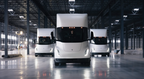 Tesla mulai produksi truk listrik Semi di Nevada. Langkah ini dinilai sebagai awal revolusi besar industri logistik dan transportasi bebas emisi.