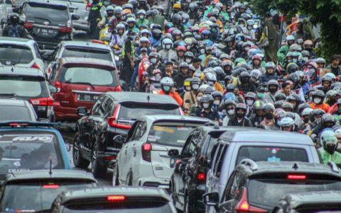 Macet panjang ternyata bisa memicu kerusakan radiator mobil hingga menyebabkan kebocoran. Simak penyebab dan cara mencegah overheat saat terjebak macet.
