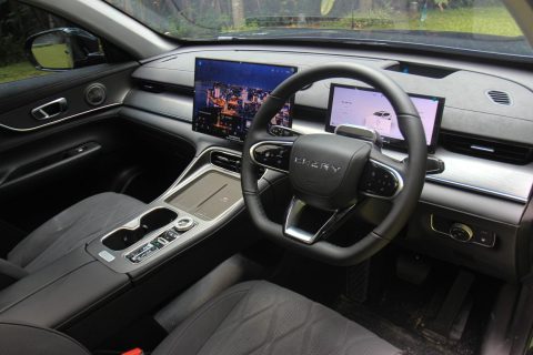 Chery mengembangkan mobil tanpa peta berbasis AI yang mampu mengambil keputusan sendiri di jalan, membuka era baru kendaraan otonom masa depan.