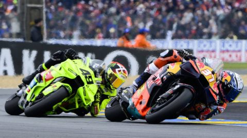 Fabio Di Giannantonio menang dramatis di MotoGP Catalunya 2026 setelah balapan dua kali red flag. Pedro Acosta gagal finis usai crash di lap terakhir.