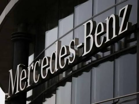 Mercedes-Benz dikabarkan siap masuk ke industri pertahanan di tengah meningkatnya konflik global. Langkah ini dinilai menjadi strategi baru di luar bisnis otomotif premium.