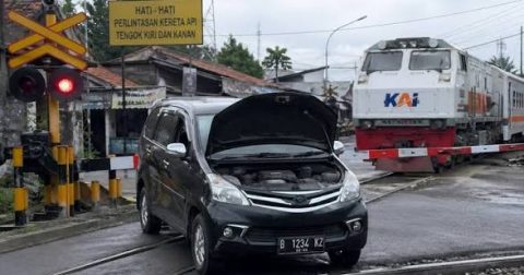 Kenapa mobil sering mogok di rel kereta? Pakar UGM ungkap penyebabnya, dari faktor teknis hingga kesalahan pengemudi yang sering terjadi.