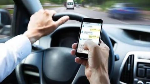 Distraksi saat mengemudi jadi penyebab utama kecelakaan fatal. Kenali jenis, dampak, dan cara mencegahnya agar perjalanan tetap aman.