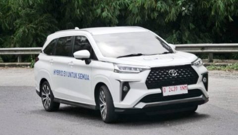 Toyota Veloz Hybrid mencatat SPK tinggi di Auto2000 dan menjadi andalan baru di segmen MPV. Minat konsumen menunjukkan tren positif terhadap kendaraan hybrid di Indonesia.