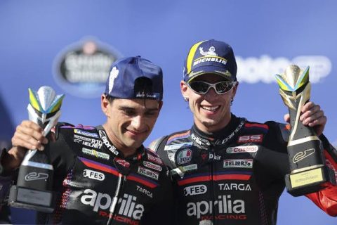 Jorge Martin tampil luar biasa dengan mengalahkan Marco Bezzecchi di GP Prancis 2026. Aprilia kuasai podium 1-2-3 berkat podium perdana Ai Ogura di Le Mans.