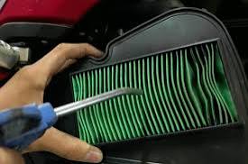 Filter udara kotor bisa bikin motor kehilangan tenaga dan lebih boros bensin. Simak dampak dan cara perawatannya agar performa motor tetap optimal.