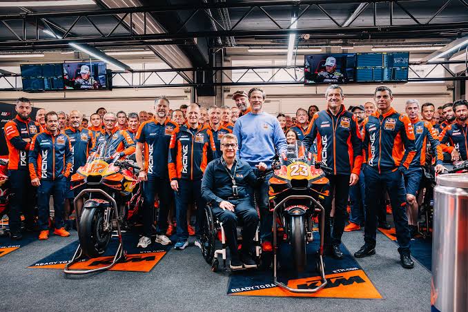 KTM dan Tech3 resmi memperpanjang kerja sama MotoGP hingga era regulasi baru 2027. Langkah ini disebut menjadi strategi besar KTM untuk tetap kompetitif dan menantang dominasi rival di MotoGP.
