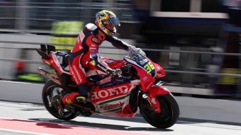 Joan Mir kehilangan podium MotoGP Catalunya 2026 akibat penalti tekanan ban Michelin. Pebalap Honda HRC itu mengkritik aturan yang dinilai terlalu berat usai balapan penuh drama.