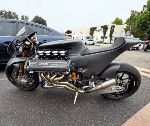 Motor custom bermesin Ferrari F355 V8 resmi diperkenalkan. Mengusung mesin supercar Ferrari, motor ekstrem ini diklaim mampu melaju hingga lebih dari 250 km/jam.