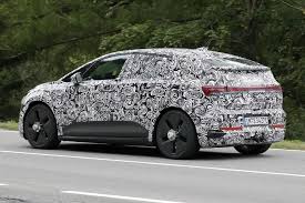 Audi dikabarkan akan meluncurkan A2 e-tron tahun ini. Mobil listrik kompak bergaya futuristis ini diprediksi menjadi pesaing kuat di segmen kendaraan listrik urban premium.