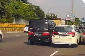 Cara menghadapi pengemudi grasak-grusuk menurut ahli safety driving. Simak tips aman berkendara, menjaga emosi, dan menghindari konflik di jalan raya.