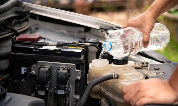 Isi radiator pakai air mineral bisa berisiko merusak mesin mobil. Pahami dampak, bahaya, dan kapan air mineral boleh digunakan sebagai solusi darurat.