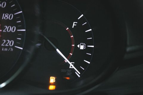 Sering membiarkan tangki bensin kosong ternyata berbahaya untuk mobil. Simak risiko kerusakan pompa bensin, penurunan performa mesin, hingga cara mencegahnya.