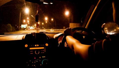 Tips aman berkendara malam saat long weekend, mulai dari persiapan kendaraan hingga strategi menjaga fokus agar perjalanan tetap selamat dan nyaman.