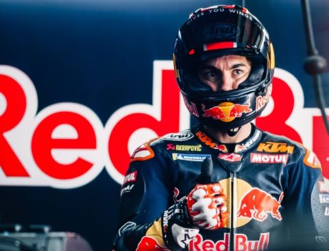 Maverick Vinales dipastikan kembali balapan di MotoGP Catalunya 2026 bersama Red Bull KTM Tech3 setelah pulih dari operasi bahu dan absen beberapa seri.