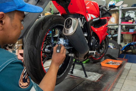 Perawatan motor di bengkel resmi sebelum touring penting untuk memastikan keamanan dan kenyamanan perjalanan. Simak alasan teknis dan keselamatan yang membuatnya wajib dilakukan.