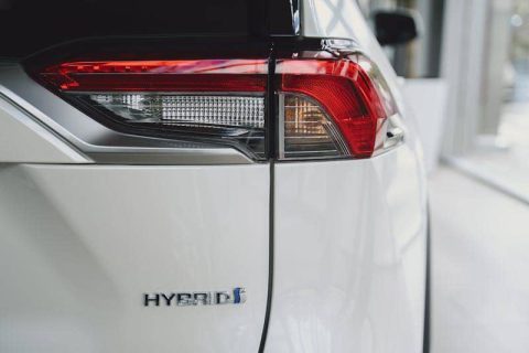 Mobil hybrid yang terlalu lama tidak dipakai berisiko sulit distarter akibat penurunan daya baterai dan sistem kelistrikan. Simak penyebab dan tips perawatannya.