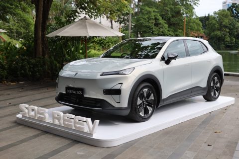 Deepal S05 REEV hadir dengan teknologi range extender yang memungkinkan mobil menempuh hingga 1.200 km tanpa sering mengisi daya di SPKLU. SUV ini disebut jadi solusi baru kendaraan elektrifikasi masa depan.