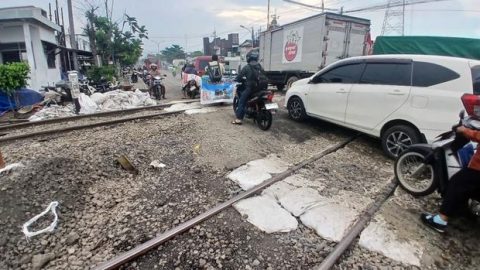 Pemilik mobil hybrid perlu memperhatikan beberapa hal penting saat melintasi rel kereta untuk menghindari risiko kecelakaan dan menjaga performa kendaraan tetap optimal.