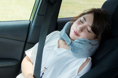 Istirahat di mobil bisa berbahaya jika sirkulasi udara buruk. Simak tips aman tidur di mobil agar terhindar dari risiko gas beracun.