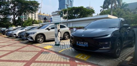 Kekhawatiran degradasi baterai EV membuat mobil PHEV kembali diminati. Simak bagaimana tren otomotif global mulai bergeser di tengah transisi menuju kendaraan listrik.