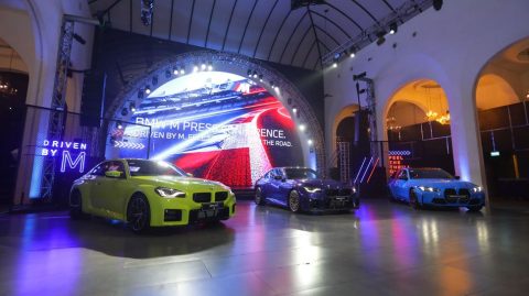 BMW Indonesia menghadirkan tiga model baru sekaligus dengan harga mulai Rp1,9 miliar. Simak detail peluncuran, karakter masing-masing mobil, serta strategi BMW memperkuat pasar premium Indonesia.