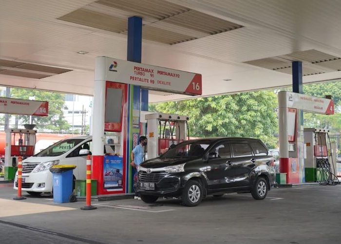 BBM Pertamina memiliki peruntukan berbeda untuk setiap jenis kendaraan. Artikel ini membahas jenis-jenis bahan bakar, fungsinya, serta risiko jika salah memilih BBM untuk mobil atau motor Anda.