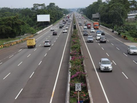Banyak pengendara mengira lajur tol hanya soal kiri dan kanan. Padahal, setiap lajur memiliki fungsi berbeda yang diatur untuk menjaga kelancaran dan keselamatan lalu lintas di jalan tol.