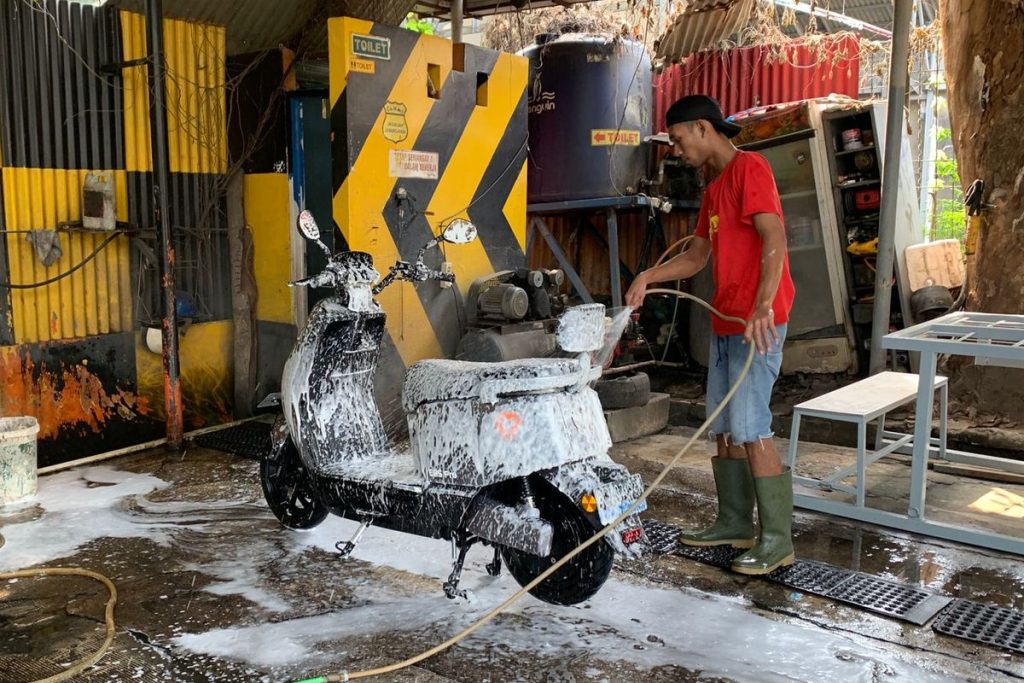Motor listrik membutuhkan perlakuan khusus saat dicuci agar tidak merusak sistem kelistrikan dan baterai. Simak panduan aman mencuci motor listrik agar tetap bersih, awet, dan bebas risiko kerusakan.