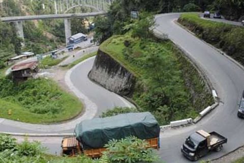 Ingin road trip ke daerah pegunungan? Simak cara mengemudi yang benar, mulai dari menghadapi tanjakan, turunan, tikungan tajam, hingga tips menjaga keselamatan selama perjalanan.