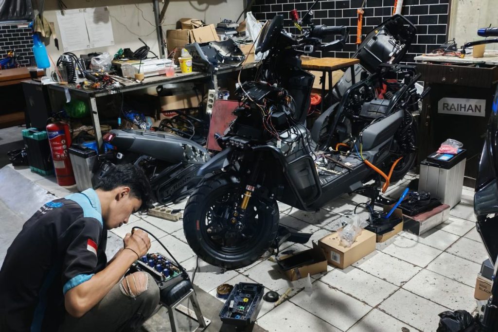 Meski minim komponen mekanis dibanding motor konvensional, motor listrik tetap membutuhkan servis rutin setiap enam bulan. Pemeriksaan berkala penting untuk menjaga performa, keamanan, dan usia pakai kendaraan.