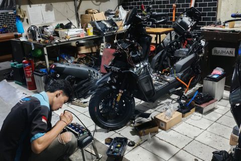 Meski minim komponen mekanis dibanding motor konvensional, motor listrik tetap membutuhkan servis rutin setiap enam bulan. Pemeriksaan berkala penting untuk menjaga performa, keamanan, dan usia pakai kendaraan.