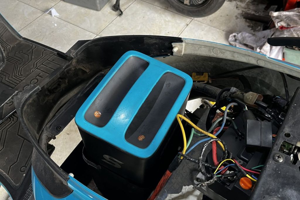 Wiring pada motor listrik memiliki peran vital dalam mengatur distribusi daya dan sistem kelistrikan kendaraan. Artikel ini membahas pentingnya wiring motor listrik, risiko jika bermasalah, serta fungsinya dalam menjaga performa dan keamanan.