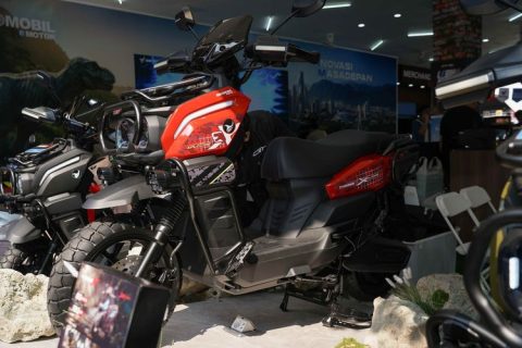 Tyranno X hadir di Jakarta Fair dengan harga sekitar Rp32 jutaan. Motor listrik bergaya adventure ini menawarkan desain tangguh, fitur modern, dan siap melibas jalan rusak.
