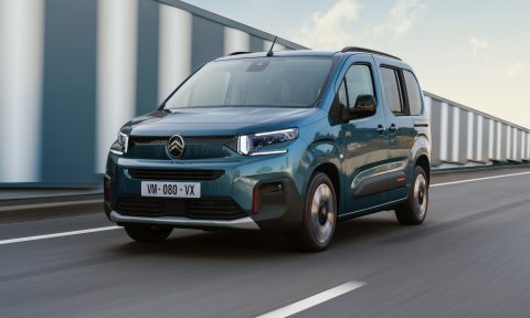 Citroen Berlingo dikabarkan akan kembali dengan desain baru yang lebih modern dan tetap mempertahankan karakter MPV kecil yang praktis. Simak prediksi fitur, desain, dan peluangnya di pasar otomotif.