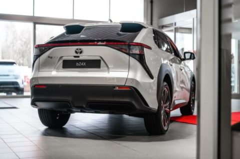 Toyota memperkenalkan teknologi transmisi manual canggih untuk mobil listrik yang memberikan sensasi berkendara lebih interaktif. Inovasi ini menjadi sorotan karena menggabungkan nuansa klasik dengan teknologi elektrifikasi modern.