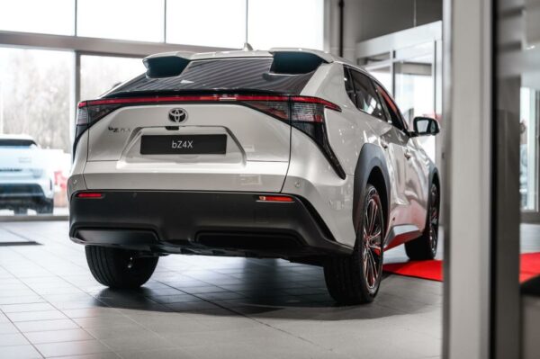 Toyota memperkenalkan teknologi transmisi manual canggih untuk mobil listrik yang memberikan sensasi berkendara lebih interaktif. Inovasi ini menjadi sorotan karena menggabungkan nuansa klasik dengan teknologi elektrifikasi modern.