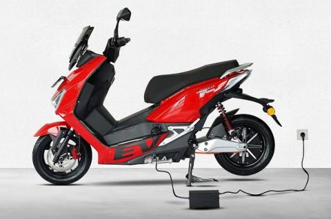 Tenaga motor listrik sering membingungkan konsumen karena berbeda dengan motor bensin. Artikel ini membahas cara membaca satuan daya seperti watt dan kW agar lebih mudah memahami performa motor listrik sebelum membeli.