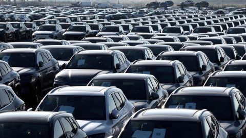 Kenaikan harga bahan bakar minyak (BBM) di berbagai negara mendorong lonjakan penjualan kendaraan listrik. Tren ini terjadi di 37 negara dan menunjukkan perubahan besar dalam pola konsumsi transportasi global menuju mobilitas yang lebih hemat dan ramah lingkungan.