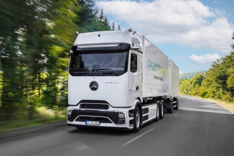 Mercedes-Benz menghadirkan eActros Lowliner, truk listrik terbaru yang dirancang untuk kebutuhan logistik jarak jauh. Kehadirannya menjadi langkah besar menuju transportasi barang yang lebih efisien dan ramah lingkungan.