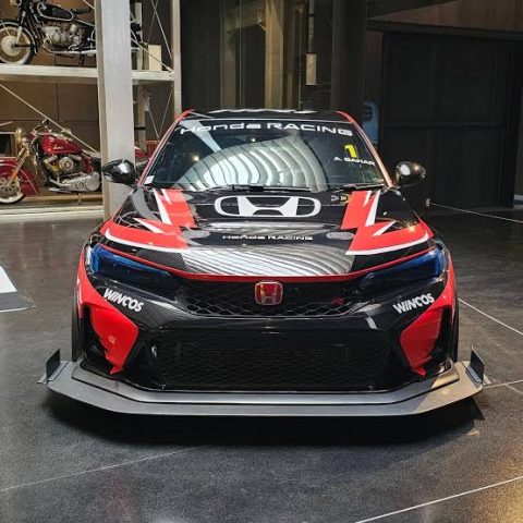 Honda Racing Indonesia menjadikan Civic Type R Turbo sebagai andalan utama di berbagai ajang balap. Mobil sport ini mengusung performa tinggi dan teknologi turbo yang siap bersaing di lintasan kompetitif.
