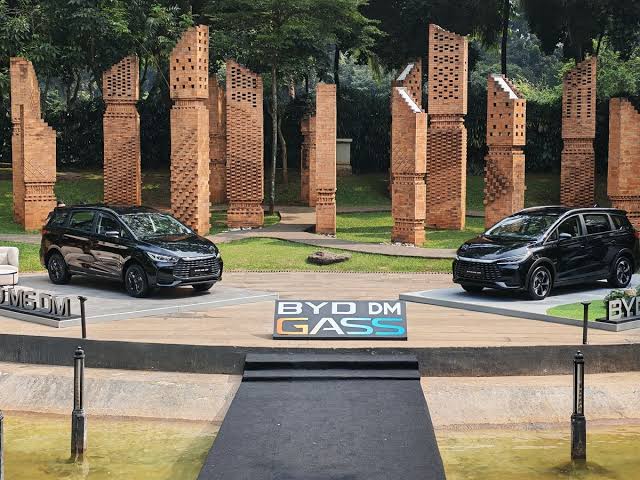 BYD M6 DM mulai merambah segmen MPV Rp 200 jutaan dan siap bersaing di pasar massal. Kehadirannya berpotensi mengubah peta persaingan MPV di Indonesia dengan teknologi elektrifikasi yang lebih terjangkau.