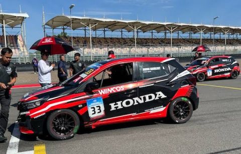 Honda Racing Indonesia menurunkan Honda Brio dan Civic Type R di ajang balap Mandalika. Strategi ini menunjukkan kombinasi antara mobil entry-level dan performa tinggi dalam satu tim untuk bersaing di lintasan nasional.