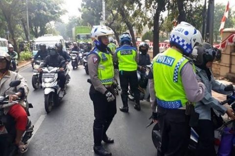 Pengendara yang lupa membawa SIM fisik kini dapat menunjukkan SIM Digital saat pemeriksaan lalu lintas. Kebijakan ini menjadi bagian dari transformasi layanan publik berbasis digital yang semakin memudahkan masyarakat.