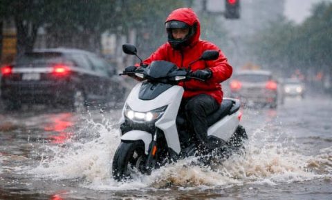 Motor listrik memiliki komponen sensitif yang harus dijaga dari paparan air berlebihan. Simak risiko yang bisa muncul jika kendaraan listrik sering menerobos banjir serta cara menjaga performanya tetap optimal.
