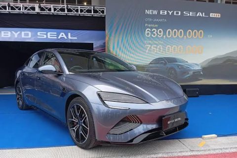 BYD Seal memiliki fitur Vehicle to Load (V2L) yang memungkinkan mobil listrik ini digunakan sebagai sumber listrik darurat. Simak cara kerja, manfaat, dan hal yang perlu diperhatikan saat menggunakannya.