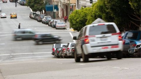 Rem blong saat melintasi jalan menurun bisa dicegah dengan teknik berkendara yang tepat. Simak cara aman menggunakan engine brake, mengatur pengereman, dan menjaga keselamatan selama perjalanan.