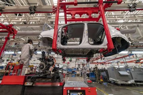 Pasar otomotif Eropa mengalami perubahan besar. Penjualan mobil bensin terus menurun, sementara kendaraan listrik (EV) dan merek asal China mencatat pertumbuhan signifikan. Simak faktor yang mendorong perubahan tersebut.