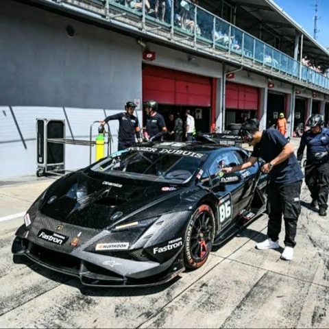 Umar Abdullah mencetak sejarah dengan menjuarai Lamborghini Cup pada Lamborghini Super Trofeo Europe 2026 di Spa-Francorchamps, Belgia. Kemenangan ini menjadi bukti pebalap Indonesia mampu bersaing di panggung balap GT Eropa.